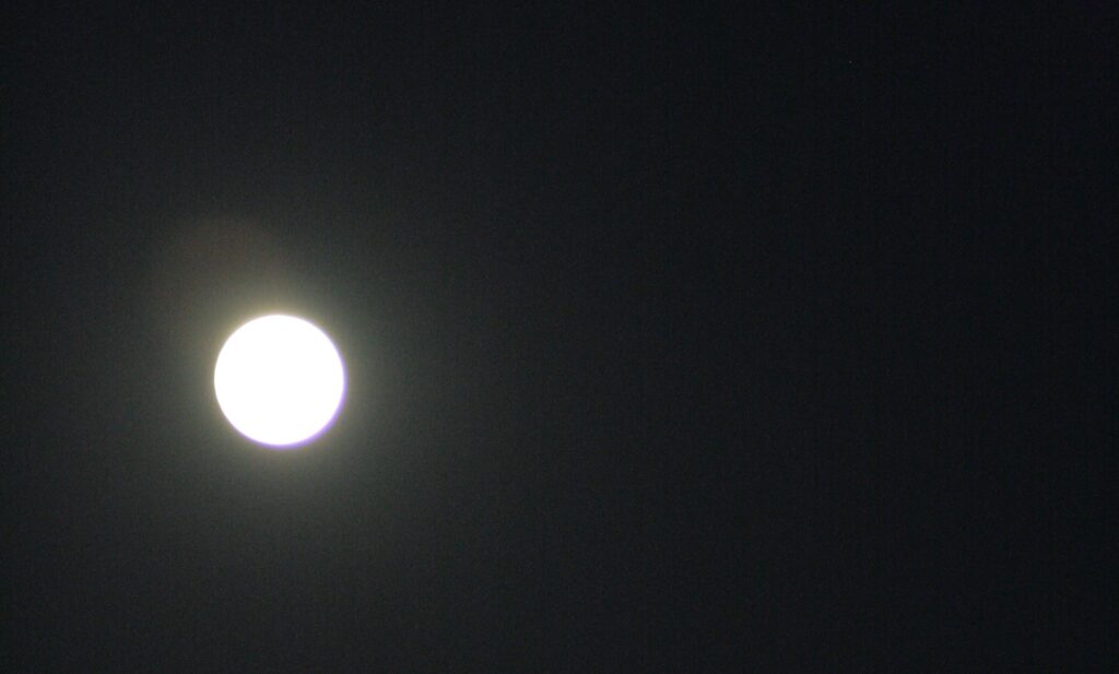 La luna piena illumina la notte