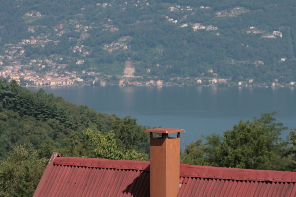 Una veduta del lago di como